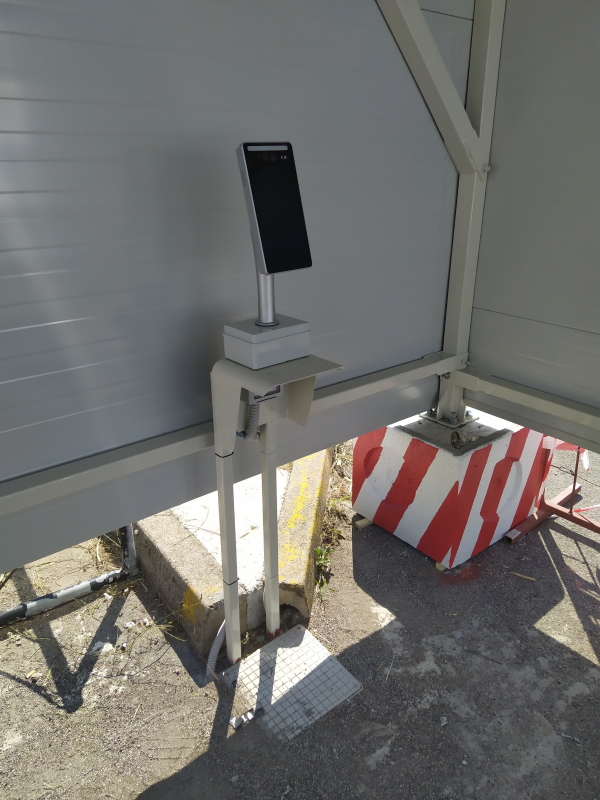   WH5001-FE controllo accessi termoscanner verifica temperatura installazione in esterno su piantana Istituto Penitenziario